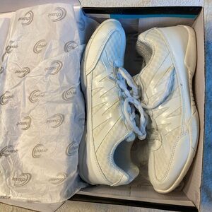 CHASSÉ cheer sneakers size 7